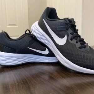 Nike Revolution 6 FlyEase Women's Easy On/Off Road Running Shoes